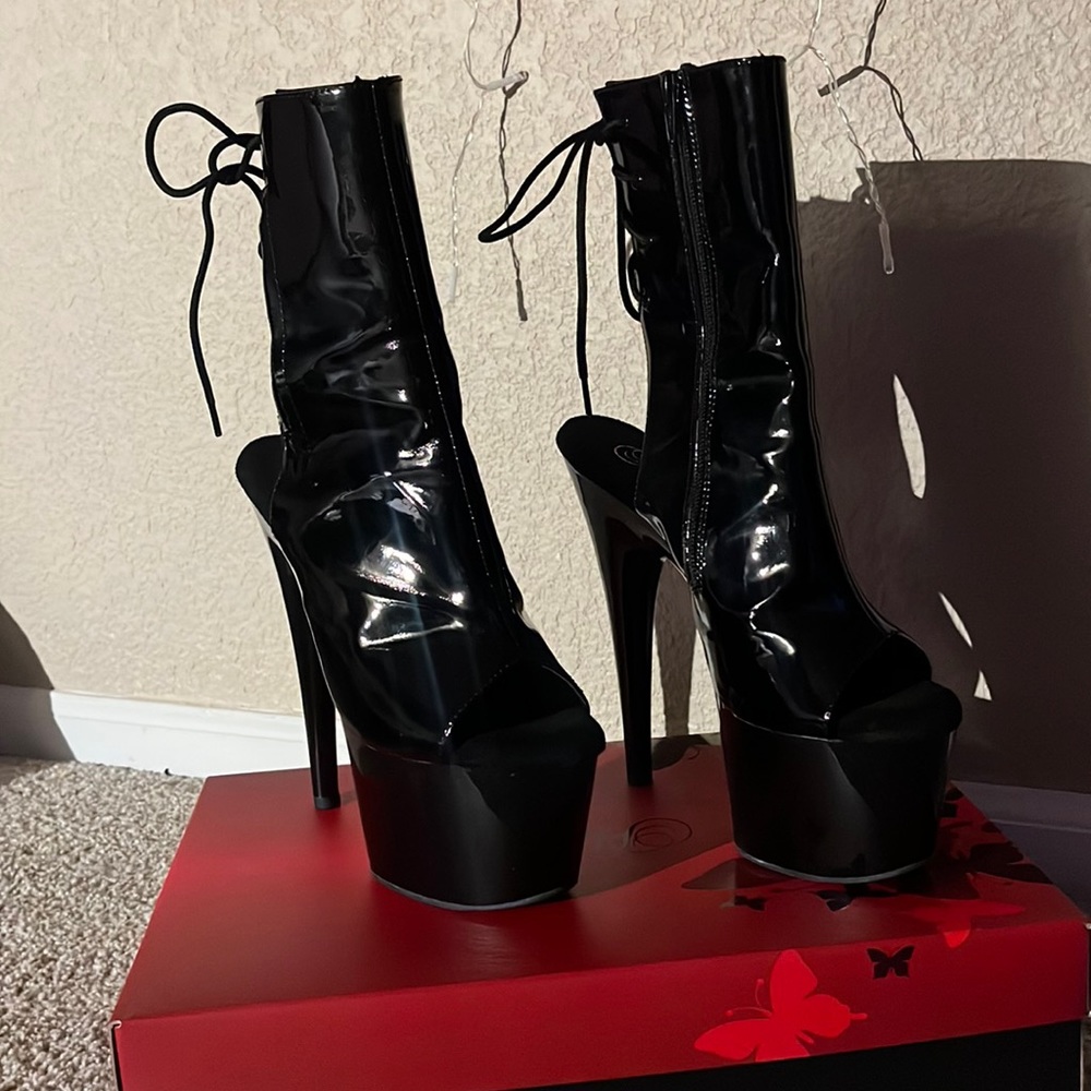 Adore pleasers! 🕷️ ❤️ open toe with laces in the back!